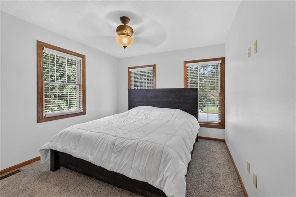 Photo 33 of 73 - 713 NW Eagle Ridge Circle, Lee's Summit, MO 64081