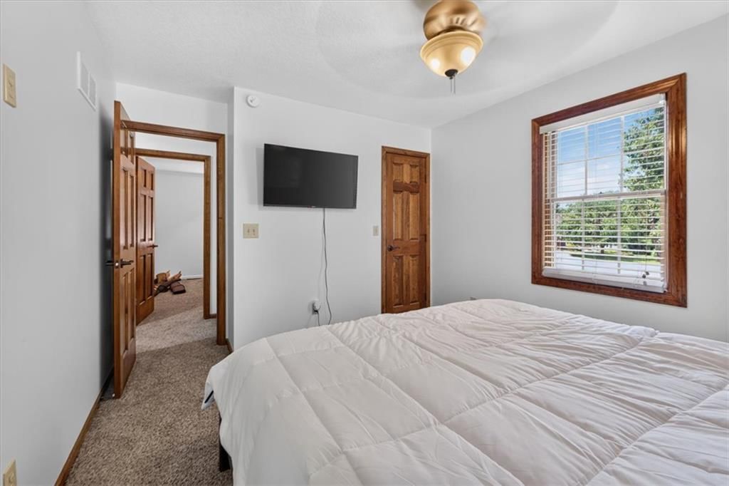 Photo 34 of 73 - 713 NW Eagle Ridge Circle, Lee's Summit, MO 64081