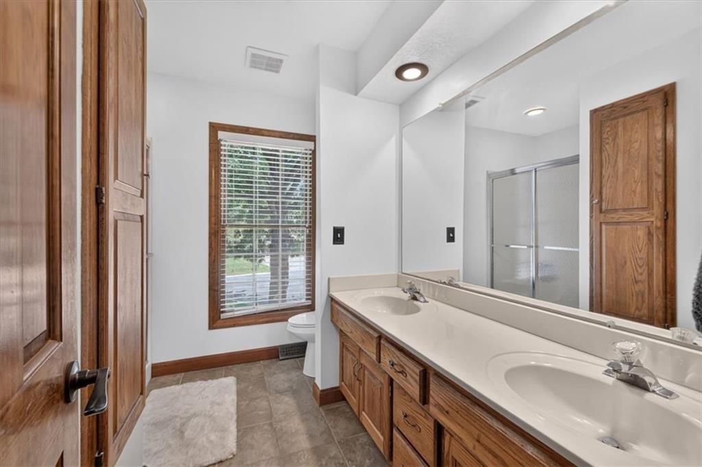 Photo 40 of 73 - 713 NW Eagle Ridge Circle, Lee's Summit, MO 64081