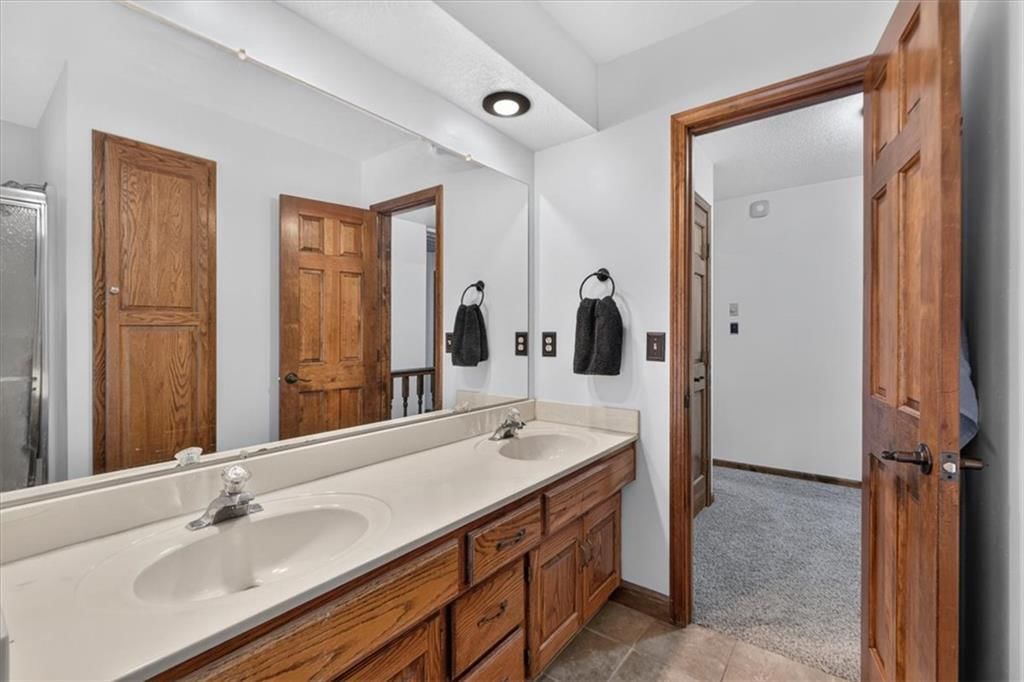 Photo 41 of 73 - 713 NW Eagle Ridge Circle, Lee's Summit, MO 64081