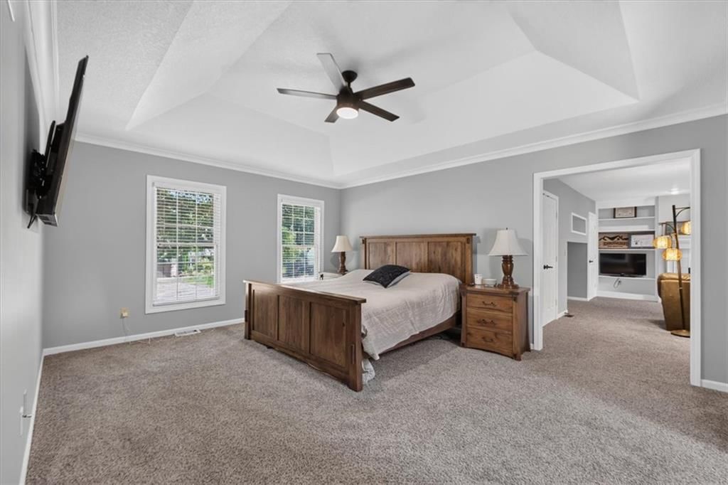 Tray ceiling at 713 NW Eagle Ridge Circle, Lee's Summit, MO 64081