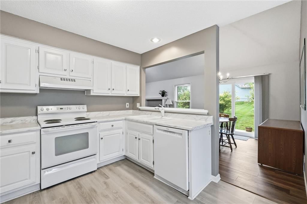 Photo 10 of 27 - 15724 Travis Street, Overland Park, KS 66223