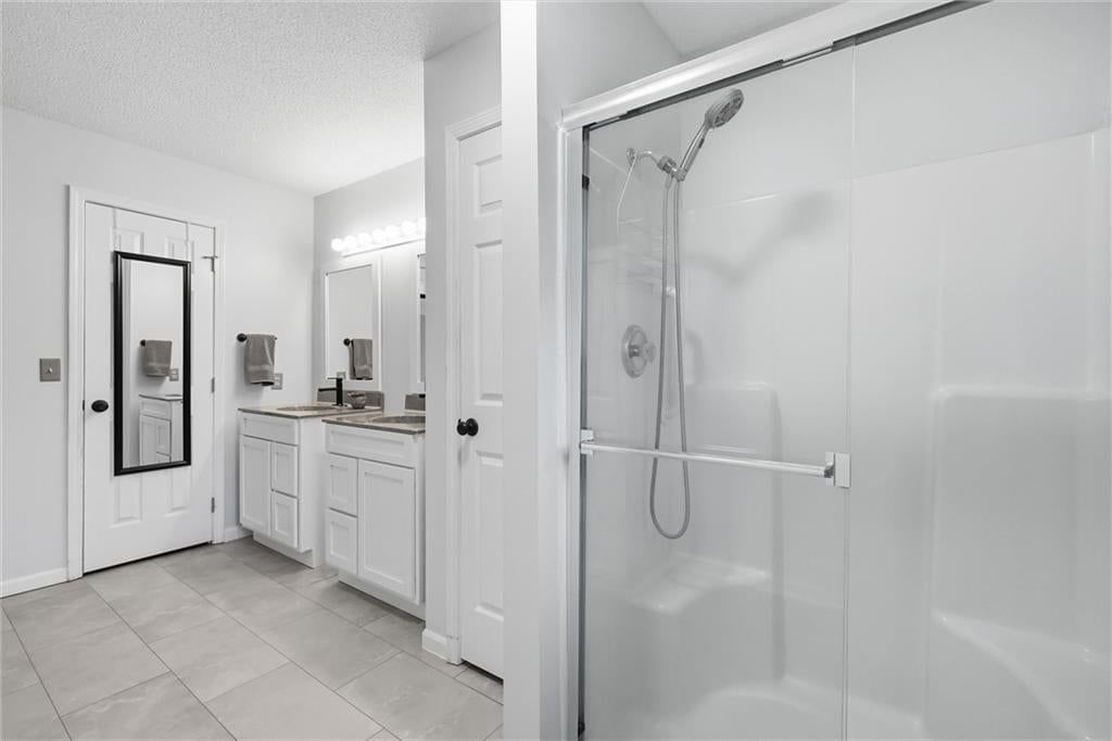Photo 17 of 27 - 15724 Travis Street, Overland Park, KS 66223