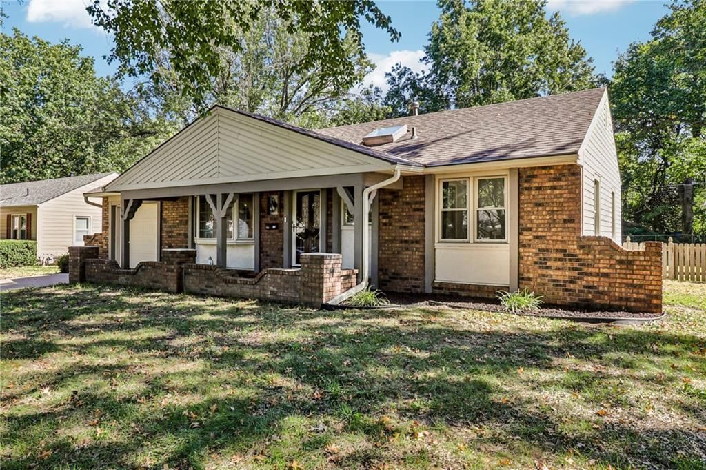 6615 Switzer Lane, Shawnee, KS: listing photo 3