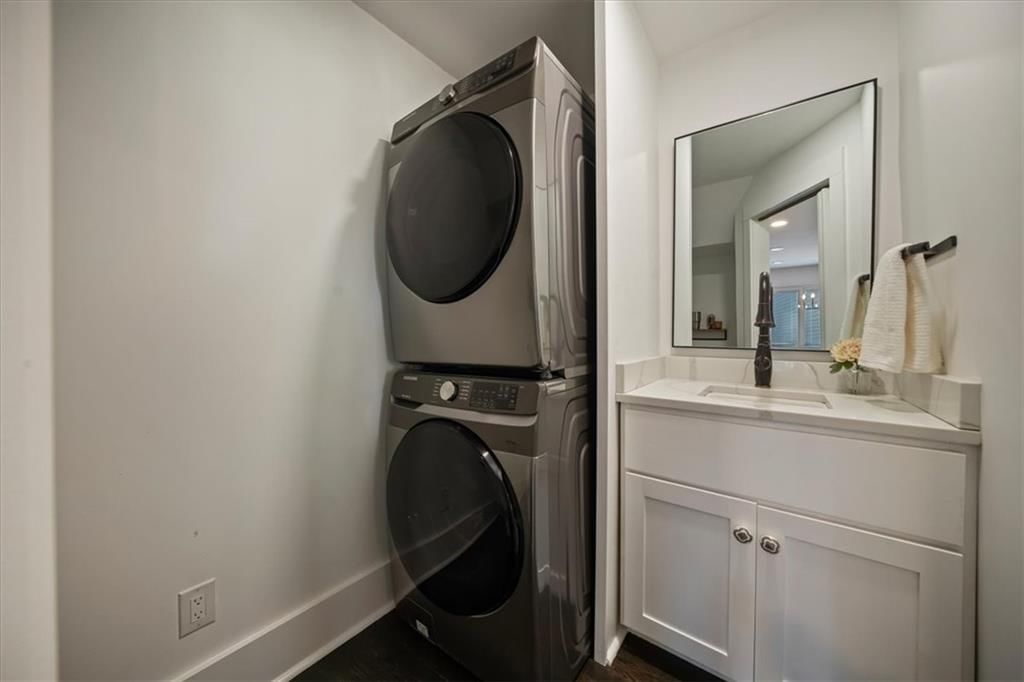 Photo 17 of 45 - 8639 Maiden Lane, Kansas City, MO 64114