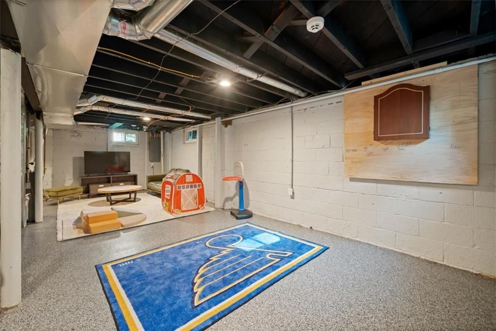 Photo 32 of 45 - 8639 Maiden Lane, Kansas City, MO 64114