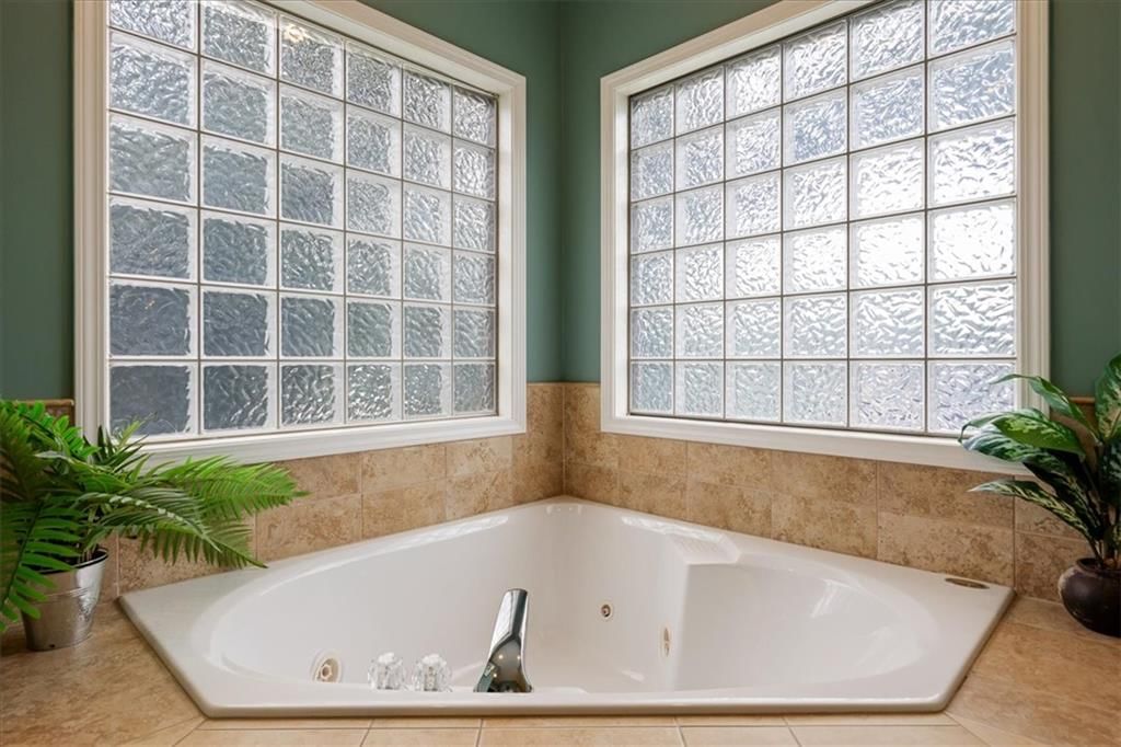 Photo 21 of 46 - 1829 SW Twincreek Place, Blue Springs, MO 64015