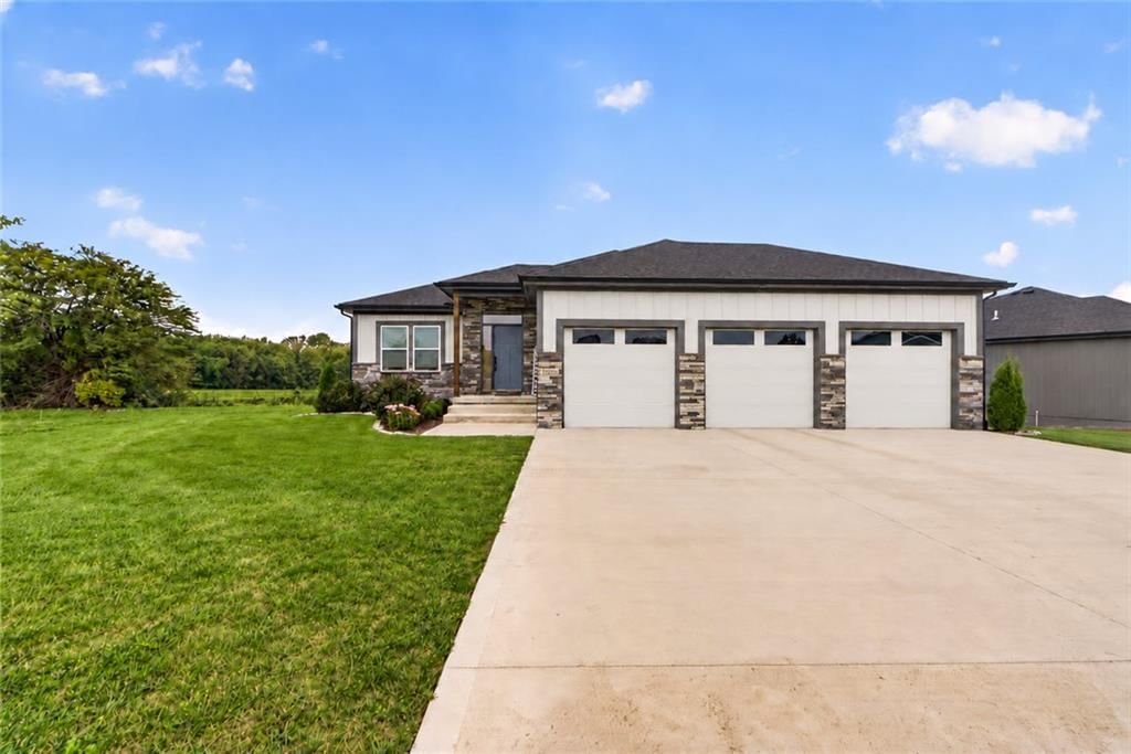 1206 Lady's Lane, Harrisonville, MO: listing photo 3