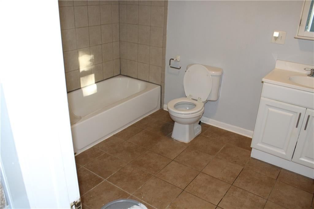 Photo 5 of 11, 7811 Summit Street, Kansas City, MO 64114