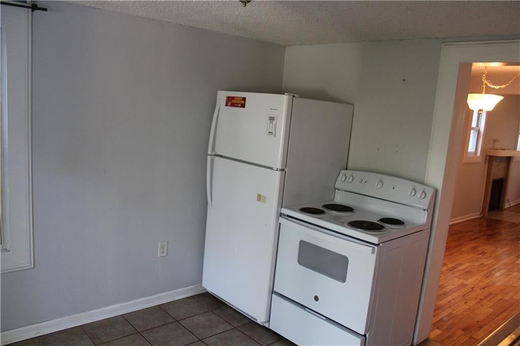 Photo 8 of 11, 7811 Summit Street, Kansas City, MO 64114