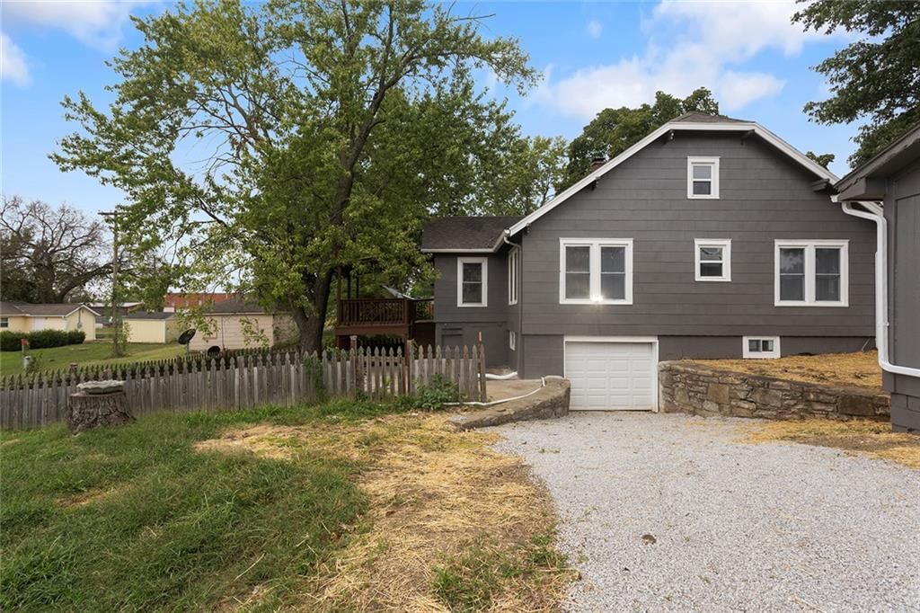 203 E 2nd Street — photo 30