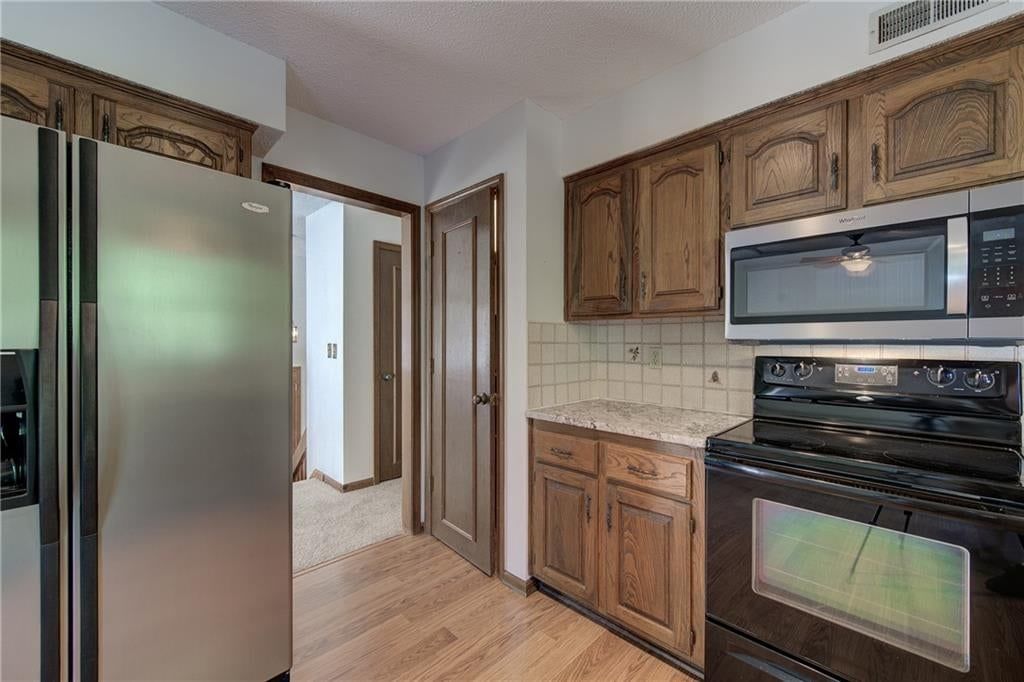 Photo 7 of 25 - 5712 Long Avenue, Shawnee, KS 66216