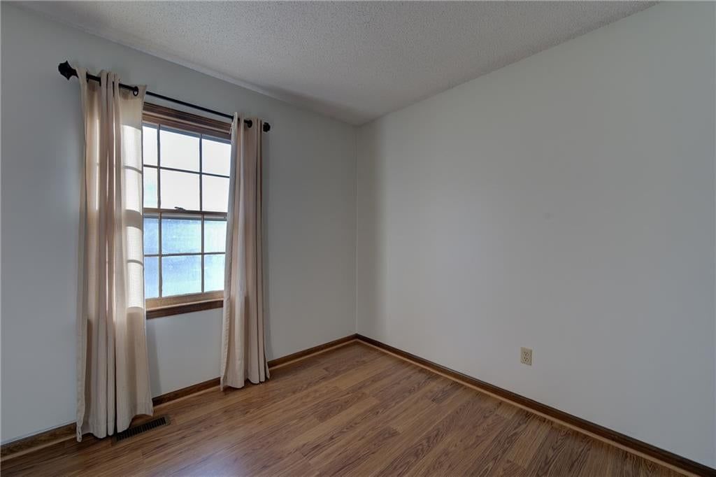 Photo 14 of 25 - 5712 Long Avenue, Shawnee, KS 66216