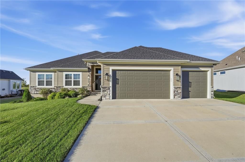 4372 Aspen Drive, Basehor, KS