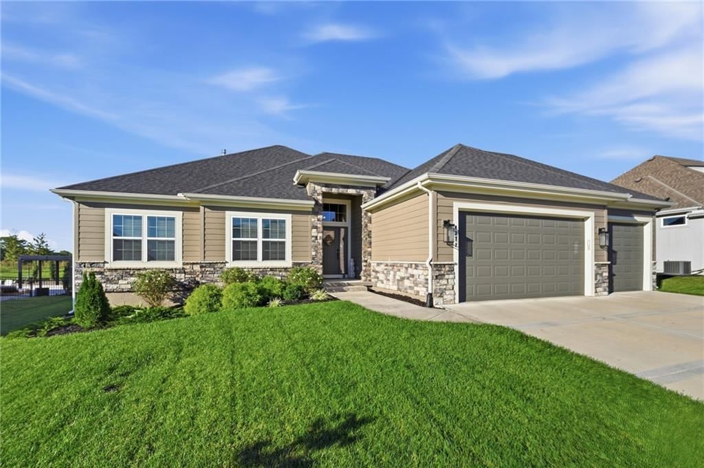 4372 Aspen Drive, Basehor, KS: listing photo 2