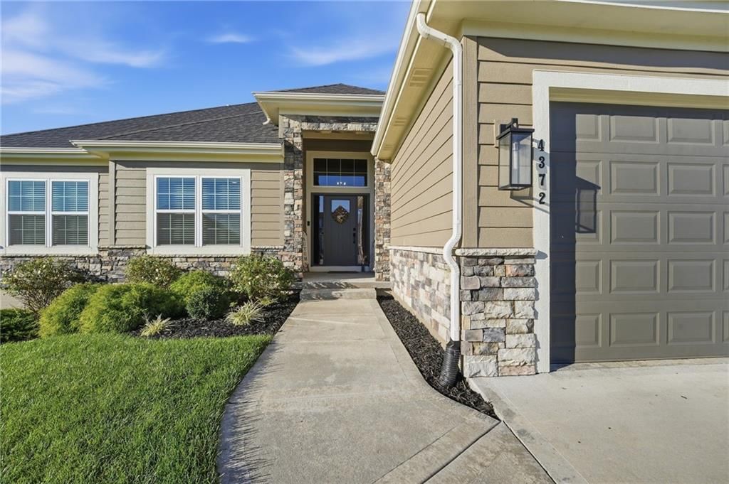 4372 Aspen Drive, Basehor, KS: listing photo 3