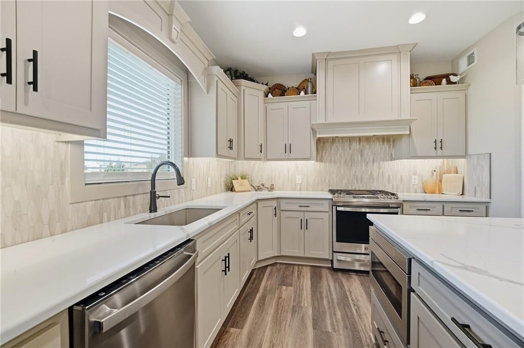 Photo 18 of 79 - 4372 Aspen Drive, Basehor, KS 66007