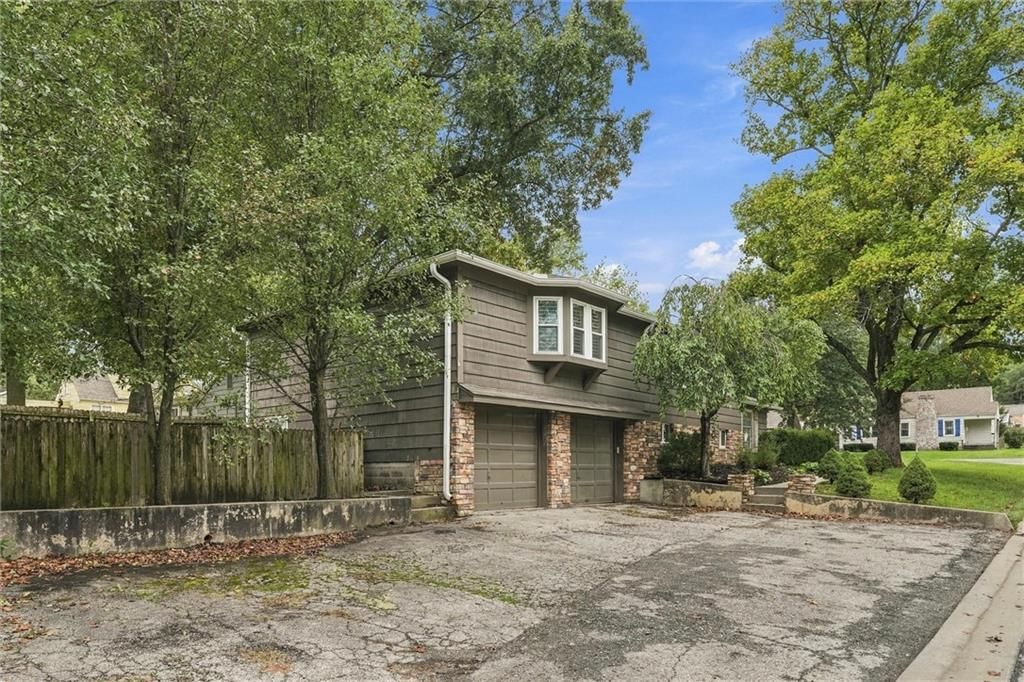 5603 Maple Street, Mission, KS: listing photo 3