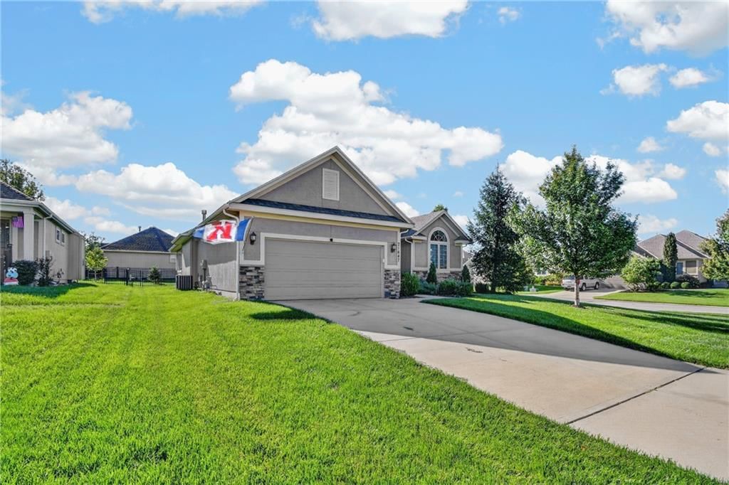 21647 W 177th Terrace, Olathe, KS: listing photo 3