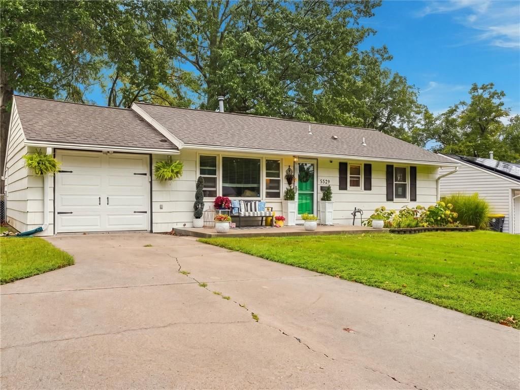 Photo 2 of 29 - 5329 N MICHIGAN Avenue, Kansas City, MO 64118