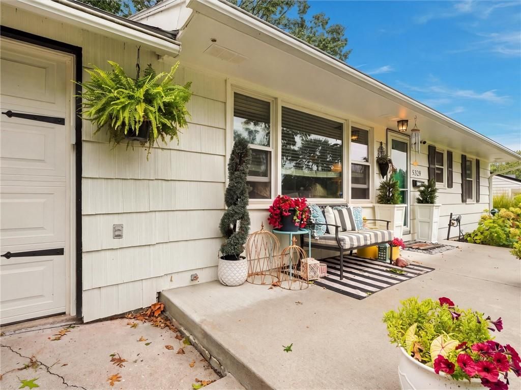 Photo 3 of 29 - 5329 N MICHIGAN Avenue, Kansas City, MO 64118