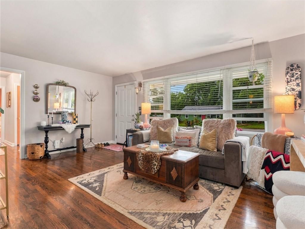 Photo 4 of 29 - 5329 N MICHIGAN Avenue, Kansas City, MO 64118