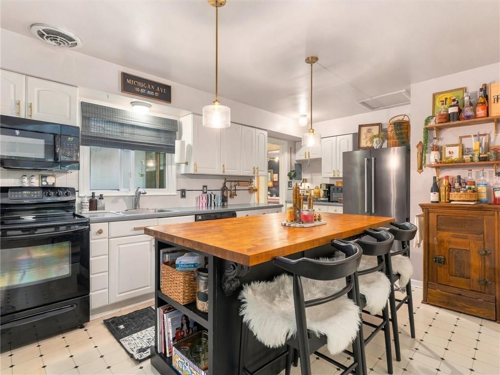 Photo 6 of 29 - 5329 N MICHIGAN Avenue, Kansas City, MO 64118