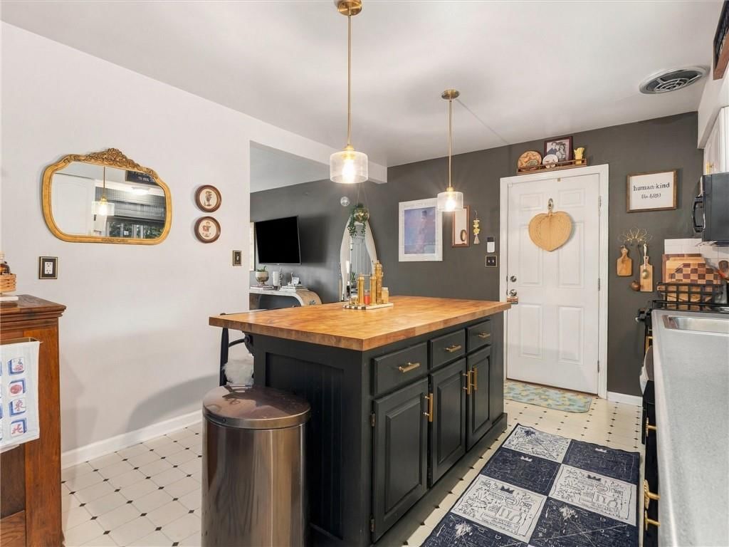 Photo 9 of 29 - 5329 N MICHIGAN Avenue, Kansas City, MO 64118