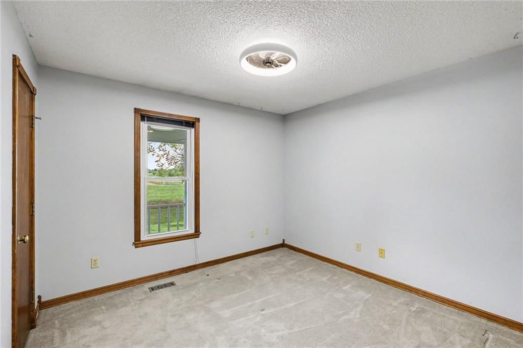 Photo 22 of 34 - 26503 283rd Street, Harrisonville, MO 64701
