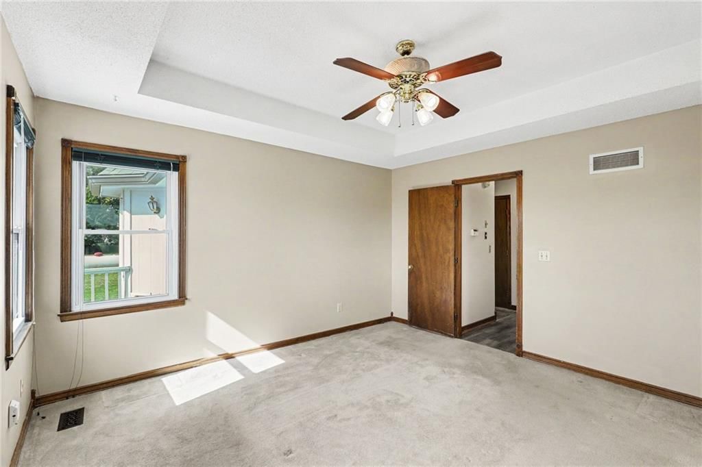 Tray ceiling at 26503 283rd Street, Harrisonville, MO 64701