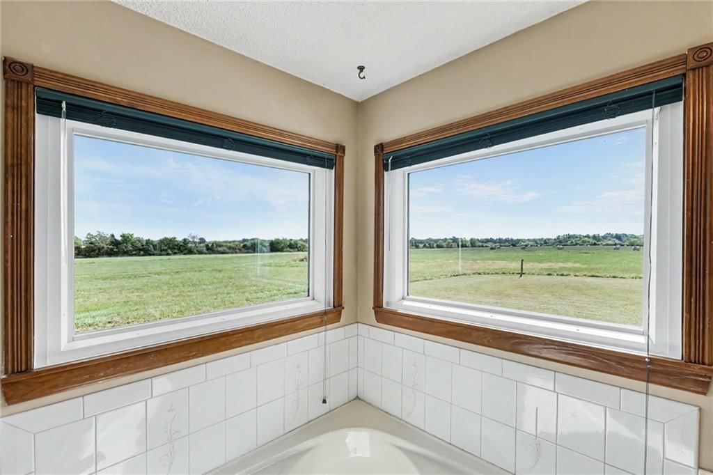 Photo 16 of 34 - 26503 283rd Street, Harrisonville, MO 64701