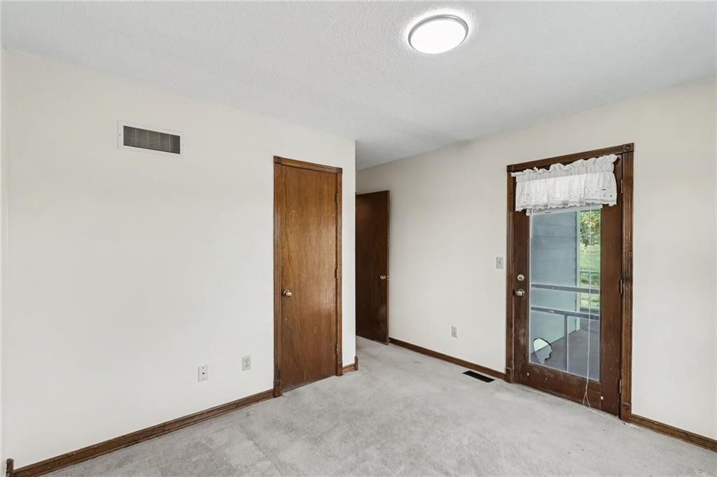 Photo 11 of 34 - 26503 283rd Street, Harrisonville, MO 64701