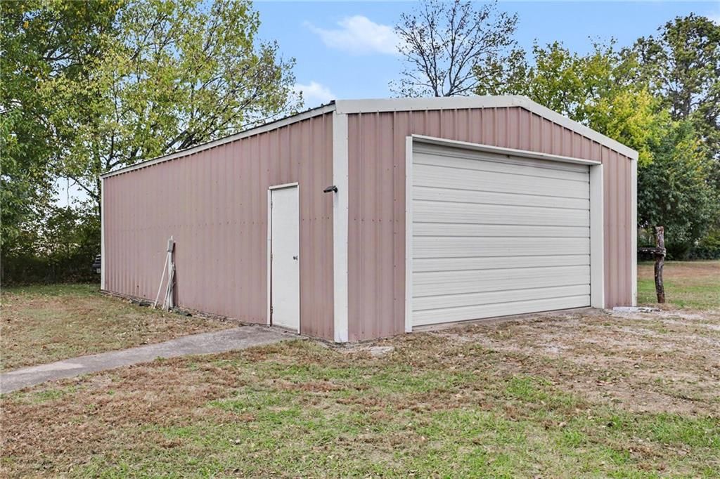 Photo 29 of 34 - 26503 283rd Street, Harrisonville, MO 64701