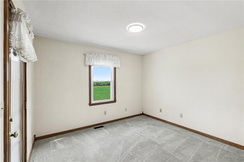 Photo 14 of 34 - 26503 283rd Street, Harrisonville, MO 64701