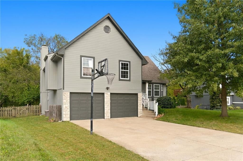 620 SE Ashton Drive, Lee's Summit, MO: listing photo 3