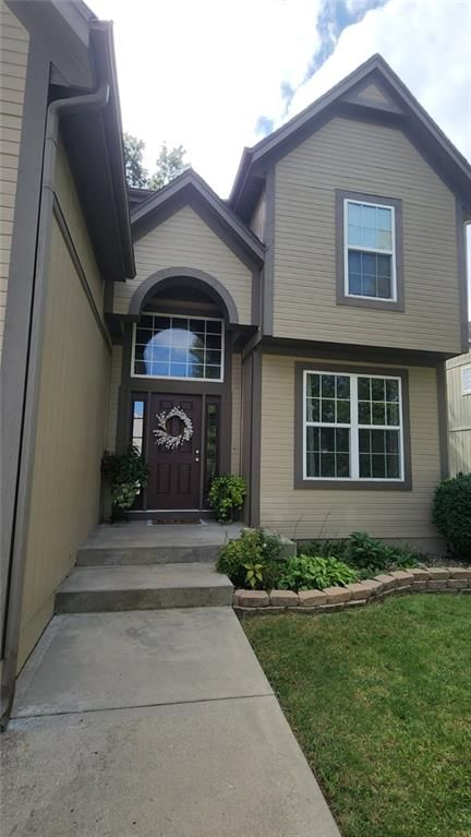 Covered front porch at 541 E Mockingbird Street, Gardner, KS 66030