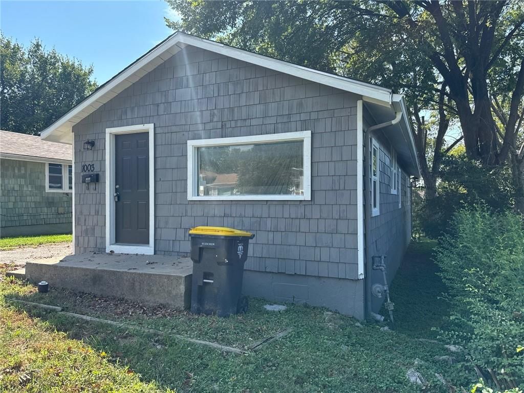 Photo 2 of 20 - 1003 E 83RD Terrace, Kansas City, MO 64131