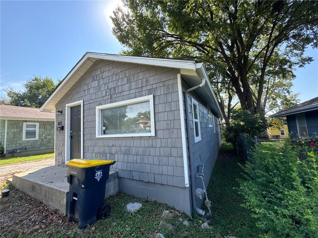 Photo 3 of 20 - 1003 E 83RD Terrace, Kansas City, MO 64131
