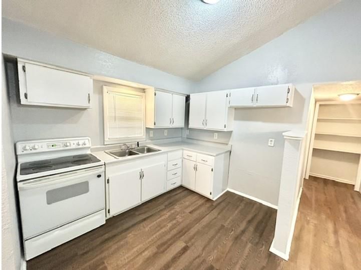 810 S Woodbury Street, Independence, MO: listing photo 2