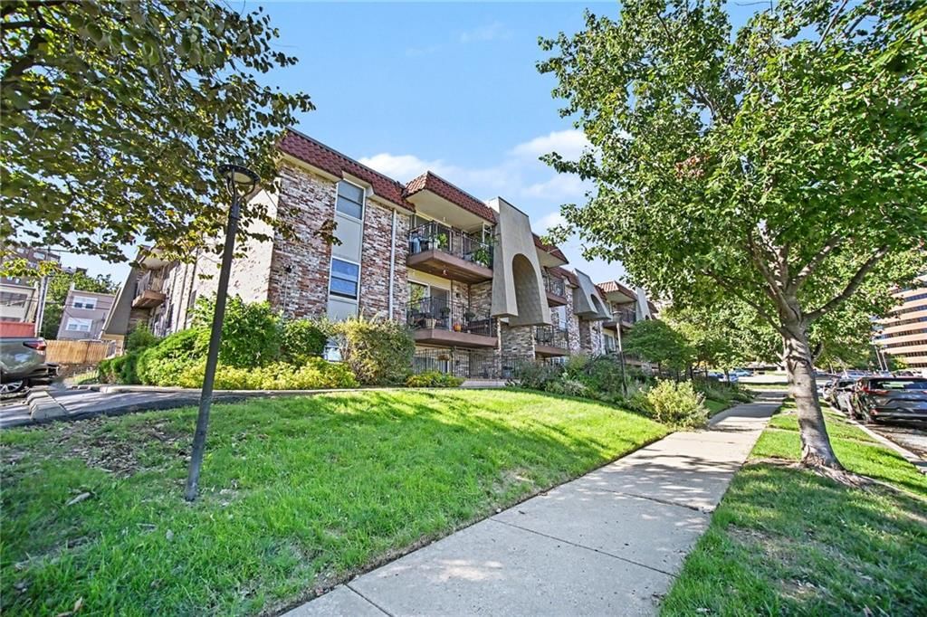 5004 Baltimore Avenue, Kansas City, MO: listing photo 2