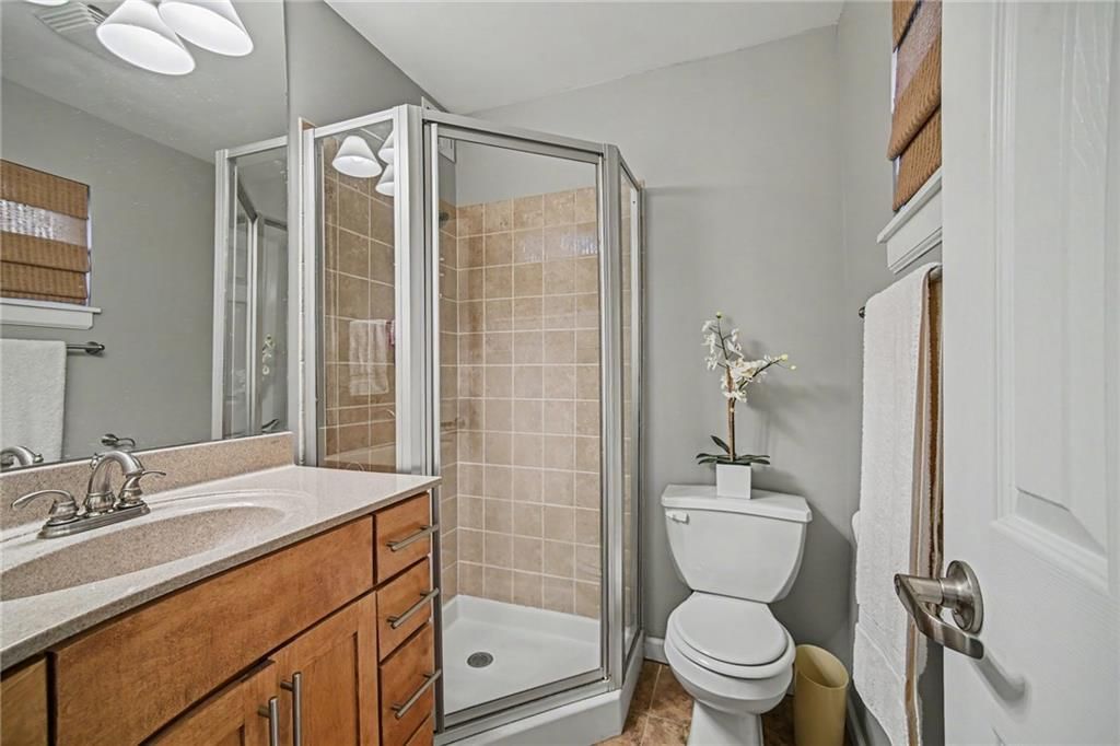Tiled shower at 5004 Baltimore Avenue #103, Kansas City, MO 64112
