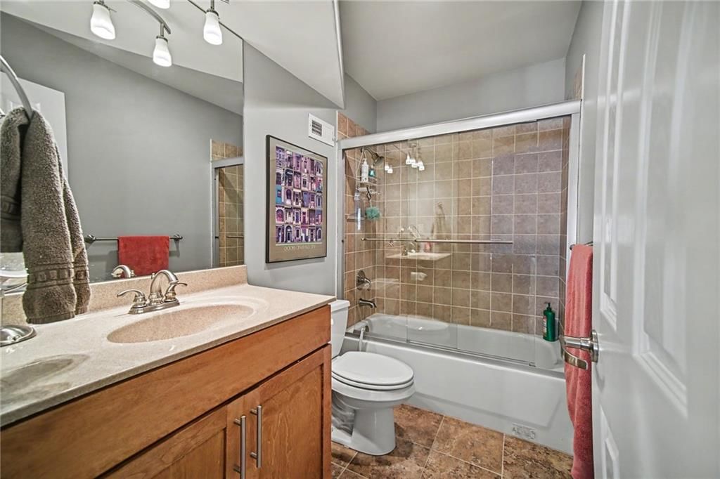 Photo 13 of 18 - 5004 Baltimore Avenue #103, Kansas City, MO 64112