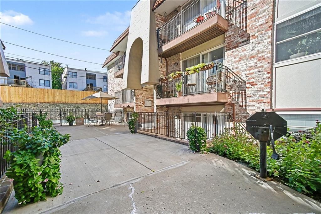 Photo 16 of 18 - 5004 Baltimore Avenue #103, Kansas City, MO 64112