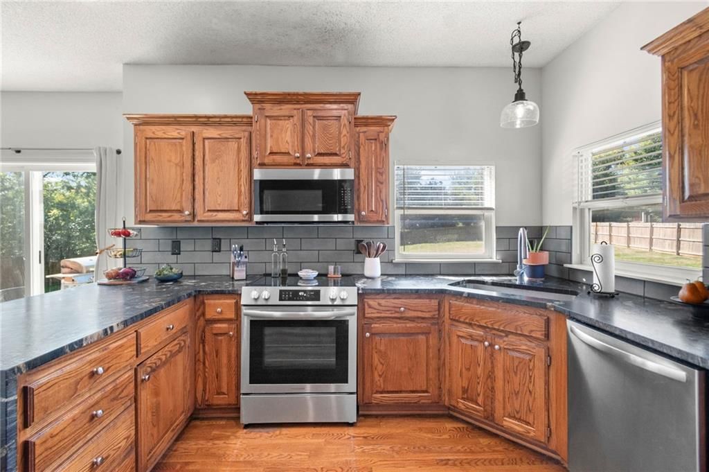 Photo 13 of 39 - 20587 W 126th Terrace W, Olathe, KS 66061