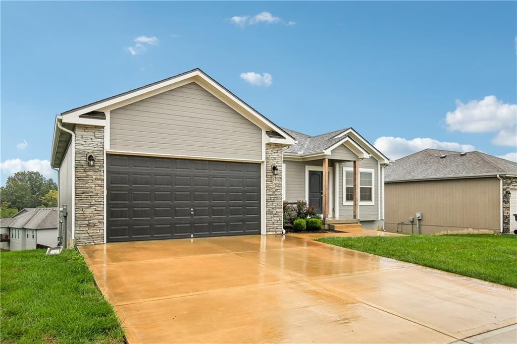 1208 NW Hilltop Lane, Grain Valley, MO: listing photo 2