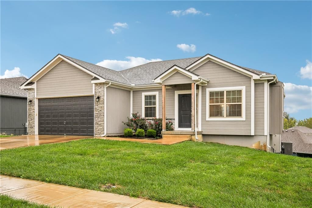 1208 NW Hilltop Lane, Grain Valley, MO: listing photo 3