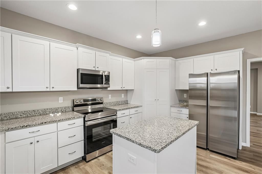 Photo 10 of 41 - 1208 NW Hilltop Lane, Grain Valley, MO 64029