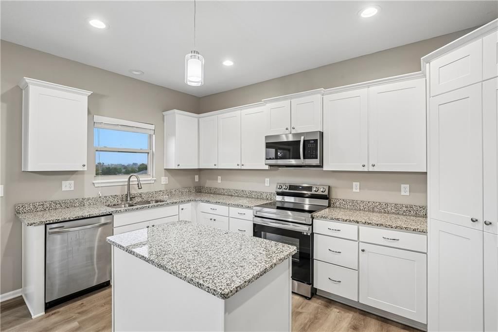Photo 12 of 41 - 1208 NW Hilltop Lane, Grain Valley, MO 64029