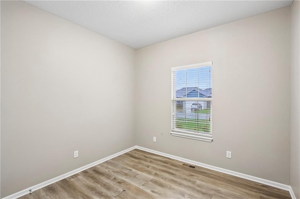 Photo 15 of 41 - 1208 NW Hilltop Lane, Grain Valley, MO 64029