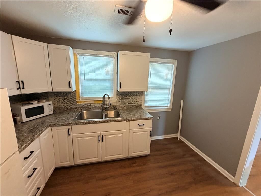 Photo 12 of 21 - 3004 E Meyer Boulevard, Kansas City, MO 66418